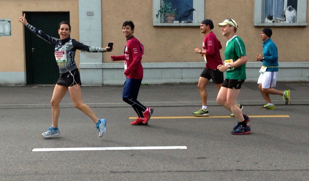 A jornalista e maratonista Deborah ultrapassa um grupo de homens mais jovens na maratona de Lausanne, na Suíça, em outubro de 2015 / Foto de Christian Petit