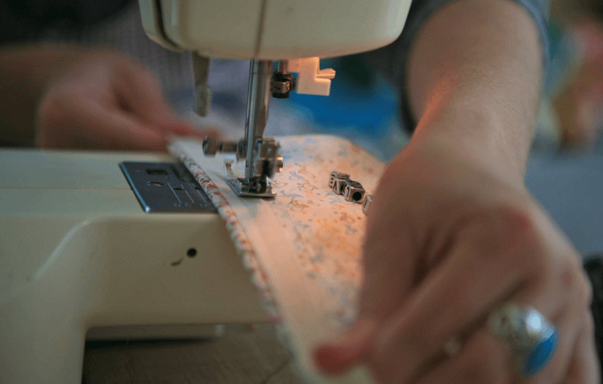 Mulher trabalha como costureira: para quem é autônoma, o MEI é uma opção de formalizar seu pequeno negócio