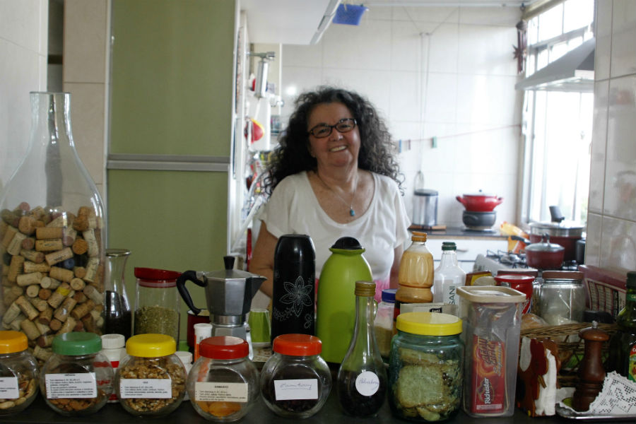 Zilma em sua cozinha na alquimia diária. / Fotos: Ana Lúcia Araújo. 