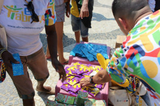 Distribuição de camisinhas. / Foto: Jessyca Zaniboni/UNAIDS Brasil