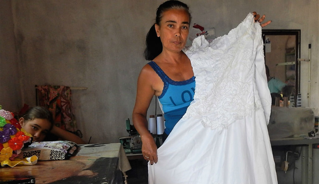 Idelcina também faz vestidos de noiva: sua grife foi usada em quatro casamentos nos últimos meses./ Fotos: Paulo Oliveira