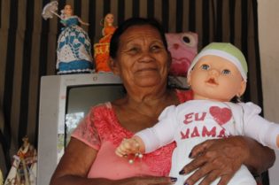 Dona Paula Faria, parteira, aprendeu o ofício com a avó, tem a casa cheia de bonecas