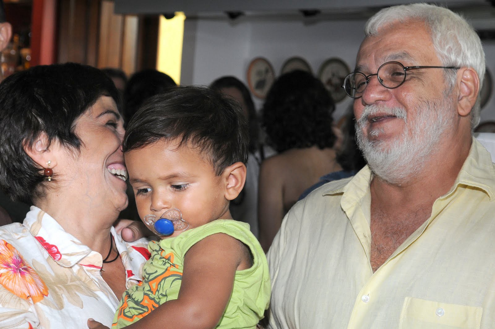 Lucila no seu aniversário de 50 anos com Chico e João, com 1 ano e oito meses