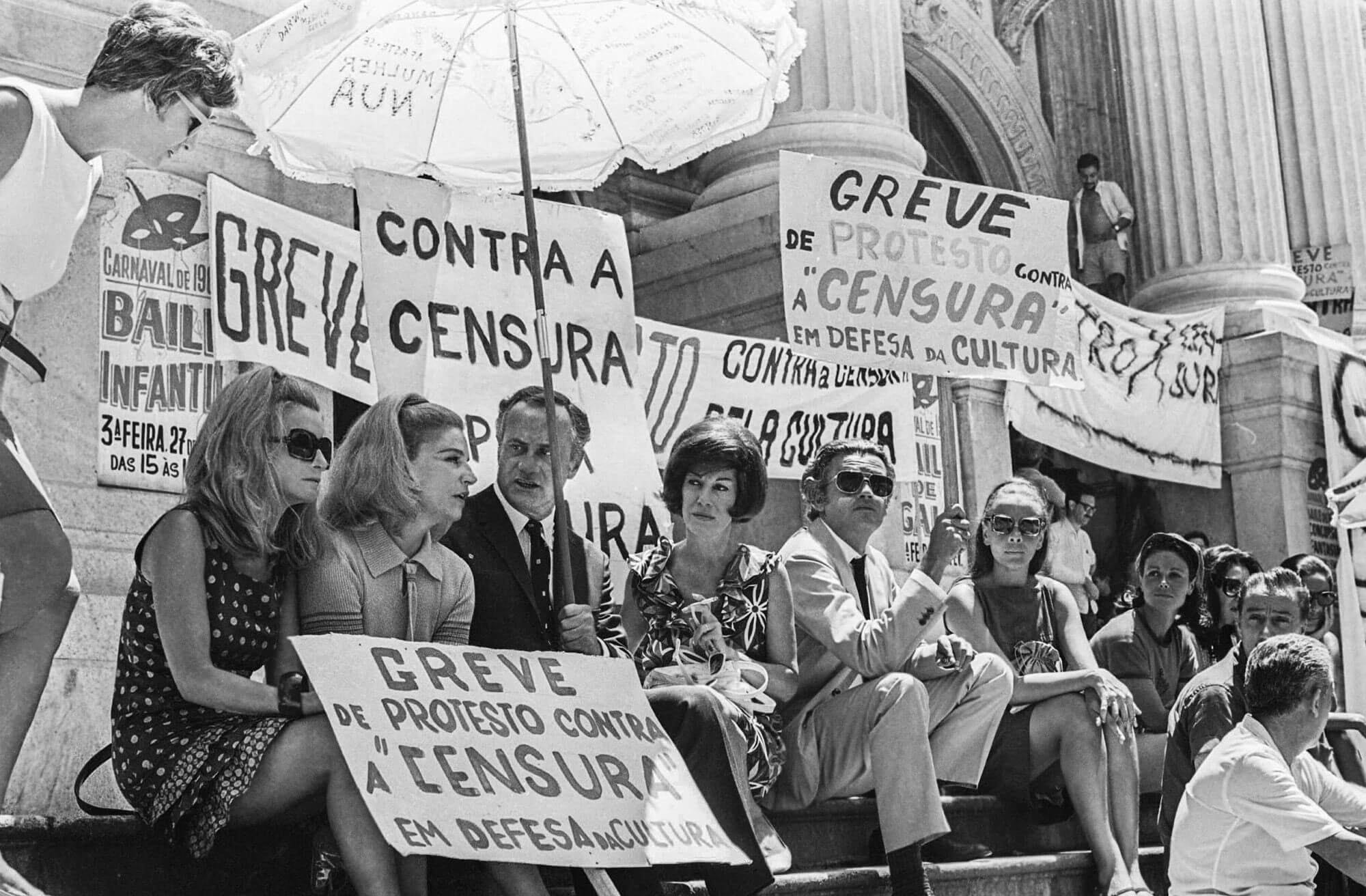 Filhas do movimento político: parte das mulheres que hoje completam 50 anos nasceram sob a ditadura militar. Na época, artistas como Odete Lara, Tônia Carrero e Cacilda Becker (ao lado de Paulo Autran) iam às ruas lutar pelo fim da censura / Foto de Evandro Teixeira